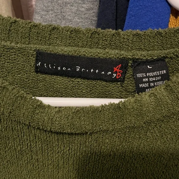 Green Sweater - Picture 2 of 3